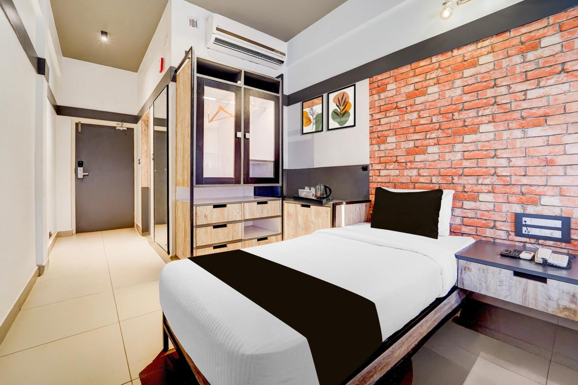 Super Townhouse Oak Mangalore Esterno foto