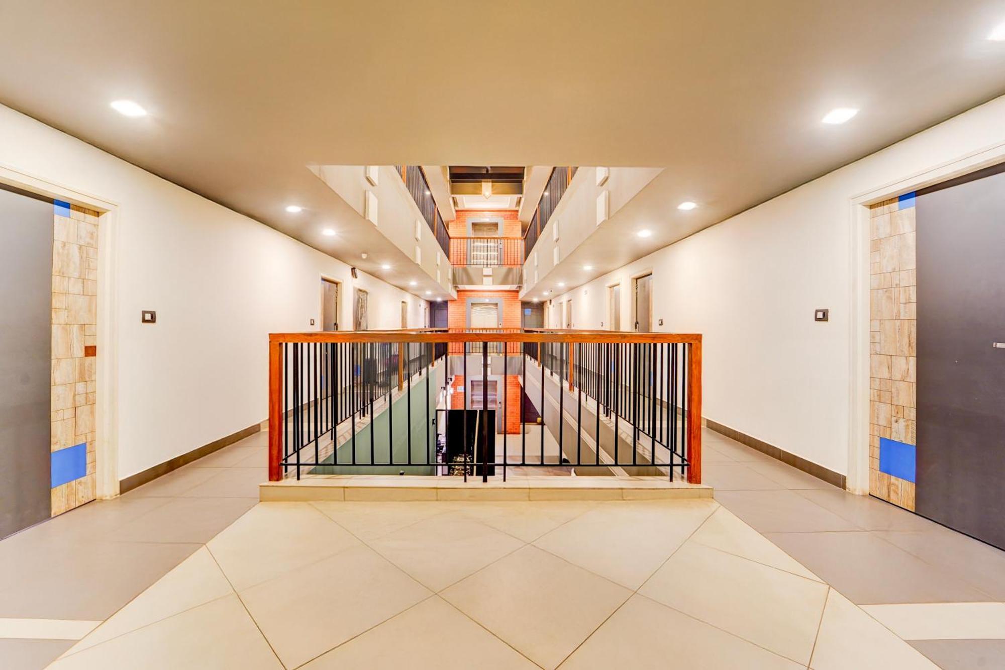 Super Townhouse Oak Mangalore Esterno foto